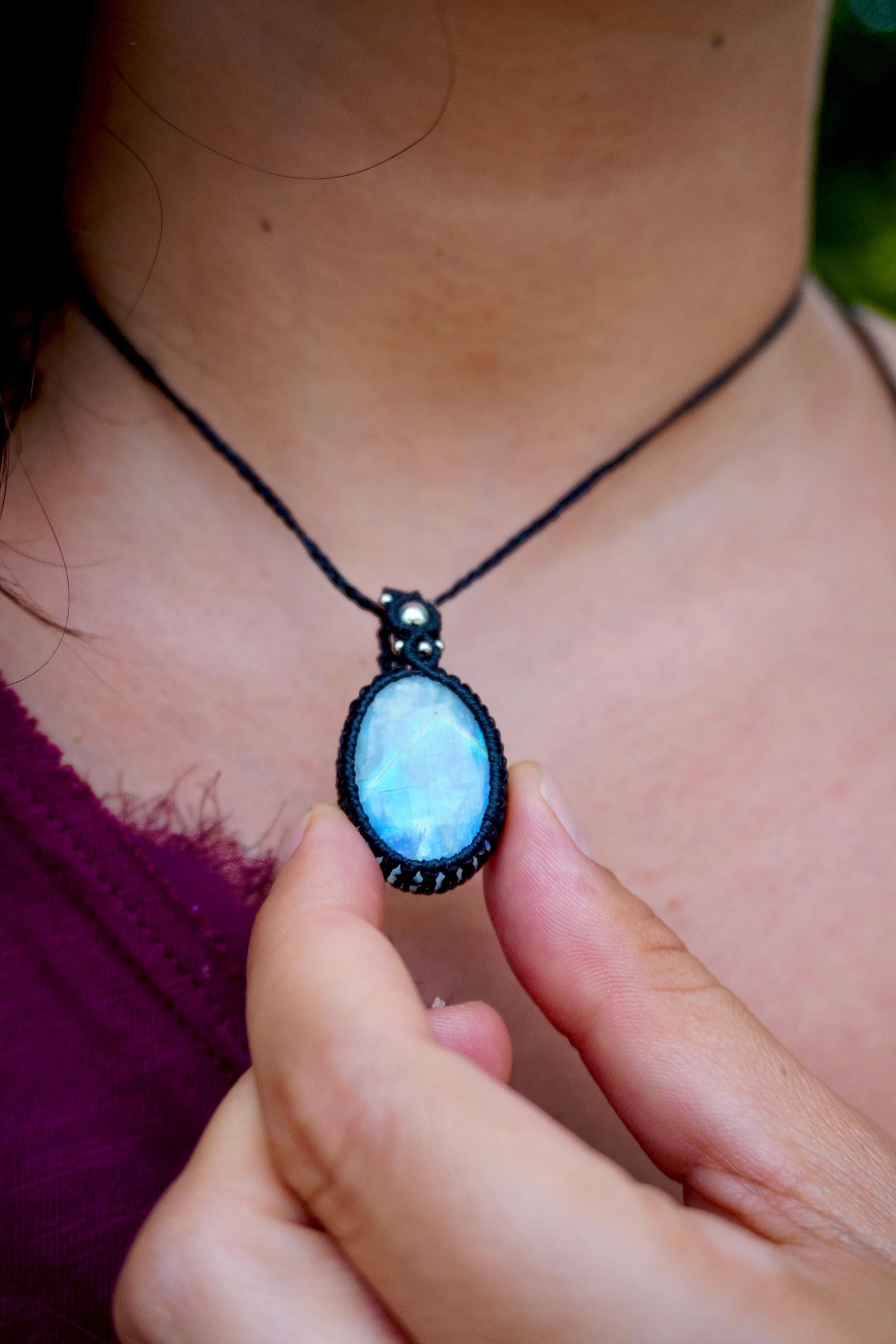 Collar de Piedra Luna Arcoíris y plata en micromacramé negro
