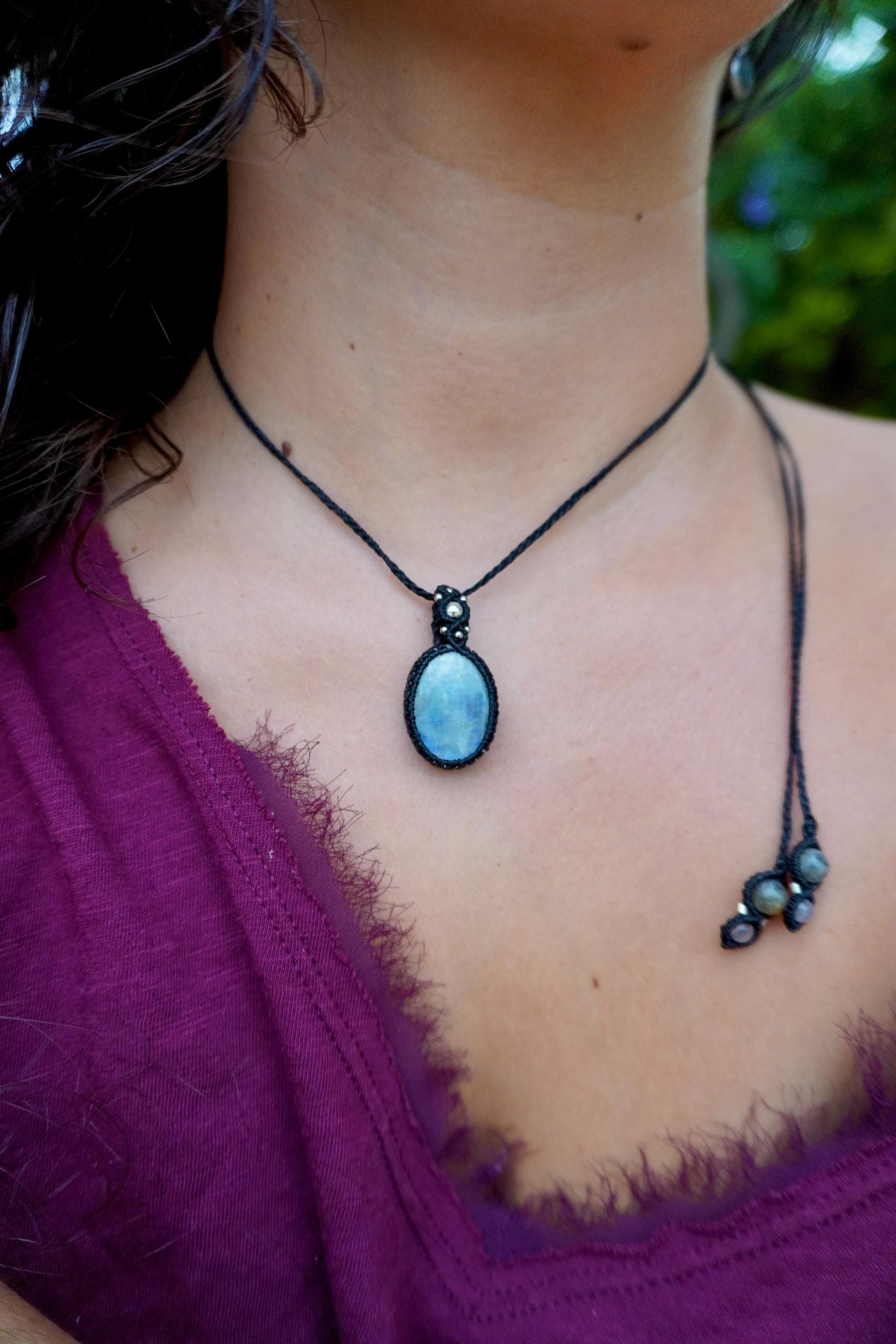 Collar de Piedra Luna Arcoíris y plata en micromacramé negro