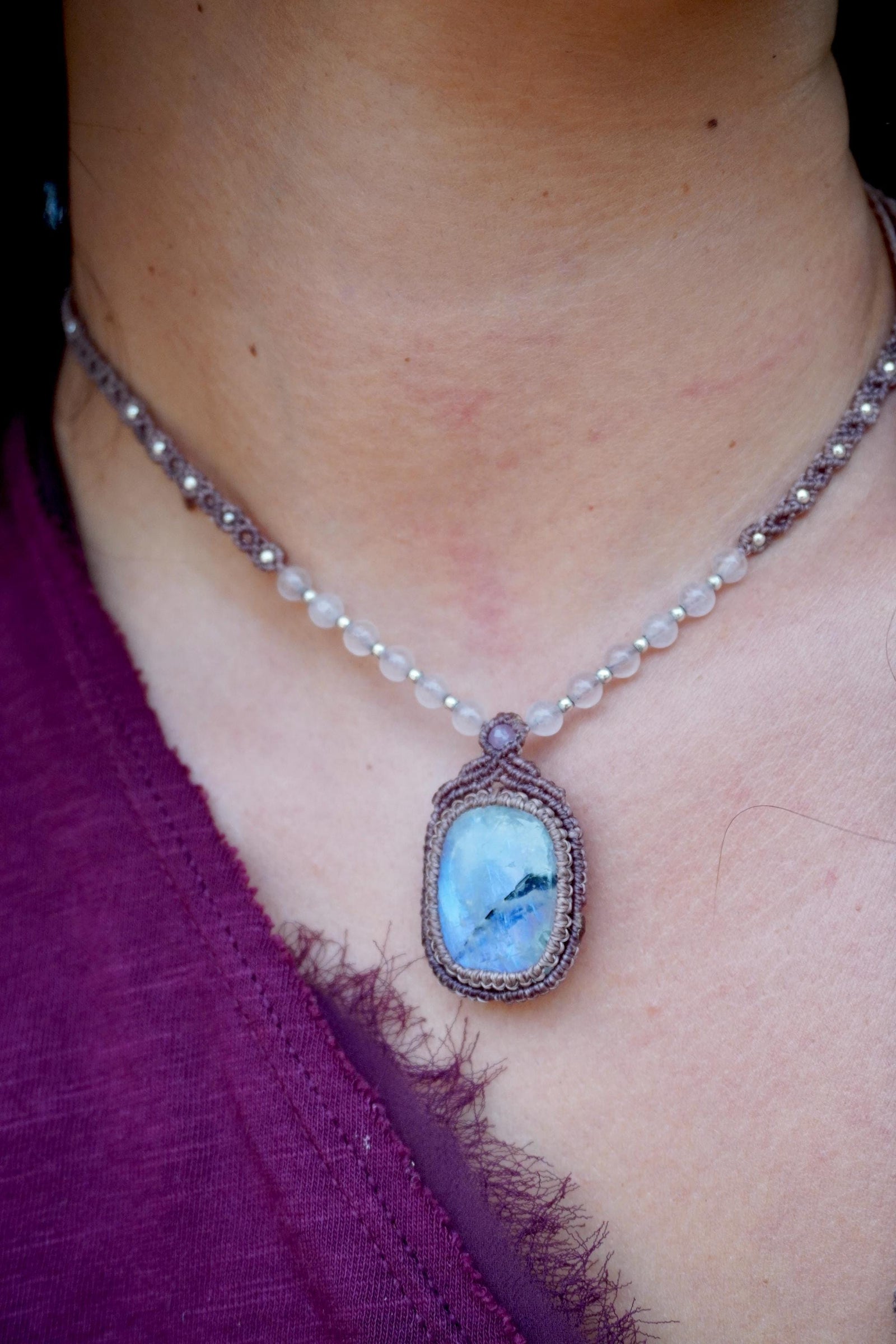 Collar de Piedra Luna Arcoíris y cuarzo rosa, con plata en micromacramé