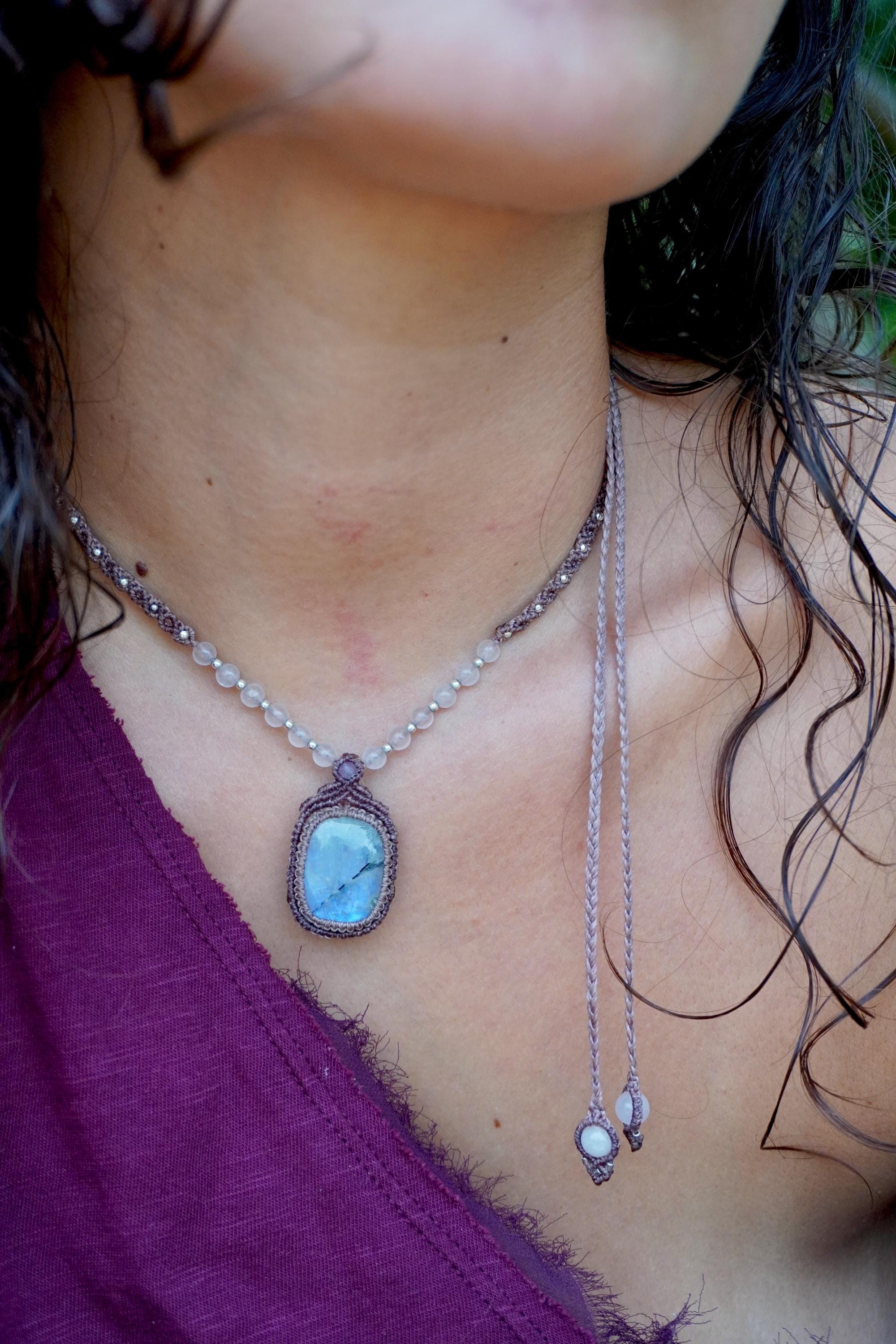 Collar de Piedra Luna Arcoíris y cuarzo rosa, con plata en micromacramé