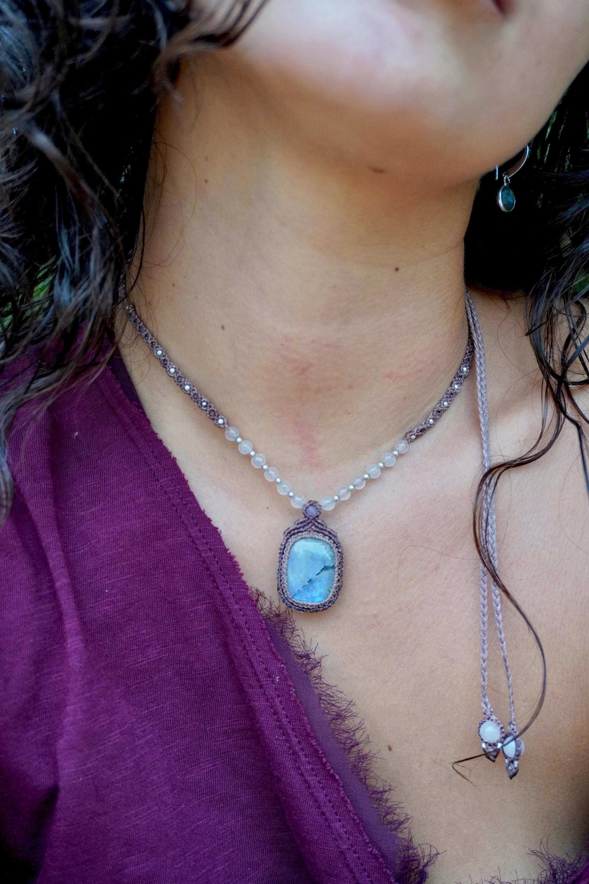 Collar de Piedra Luna Arcoíris y cuarzo rosa, con plata en micromacramé