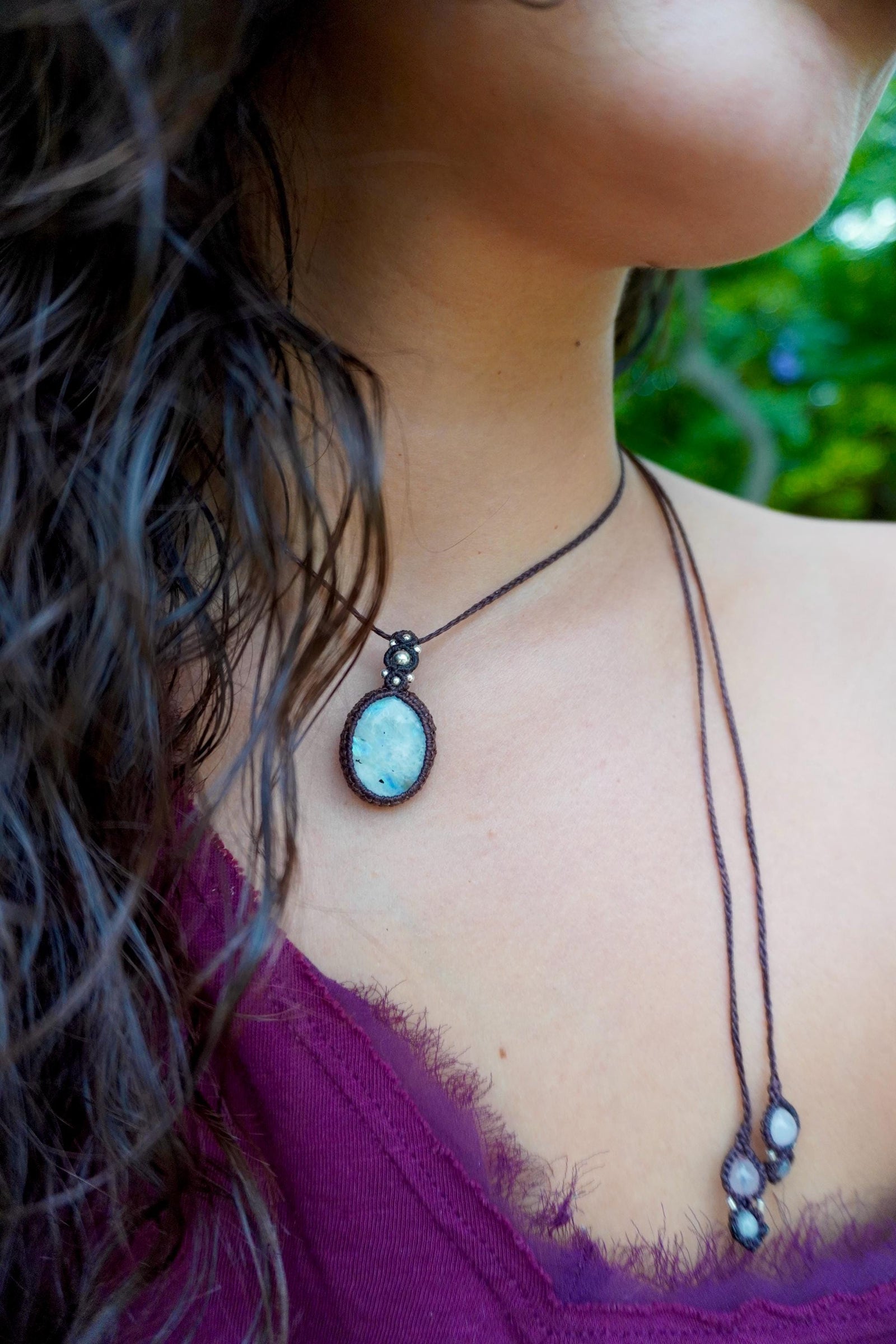 Collar de Piedra luna arcoíris y plata en micromacramé café