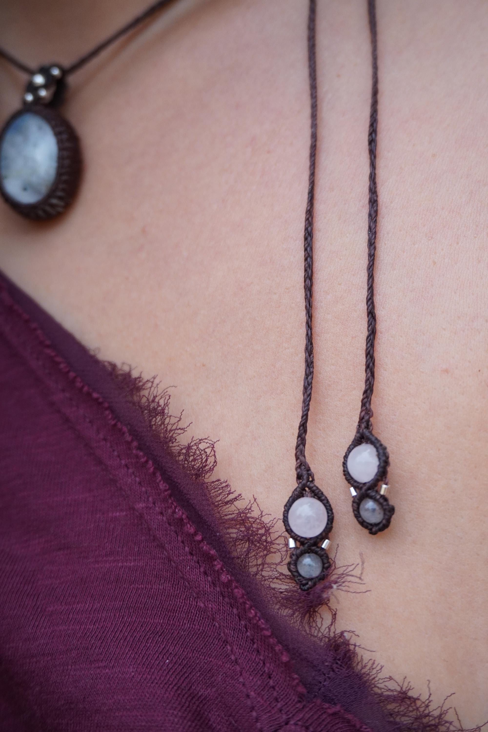 Collar de Piedra luna arcoíris y plata en micromacramé café