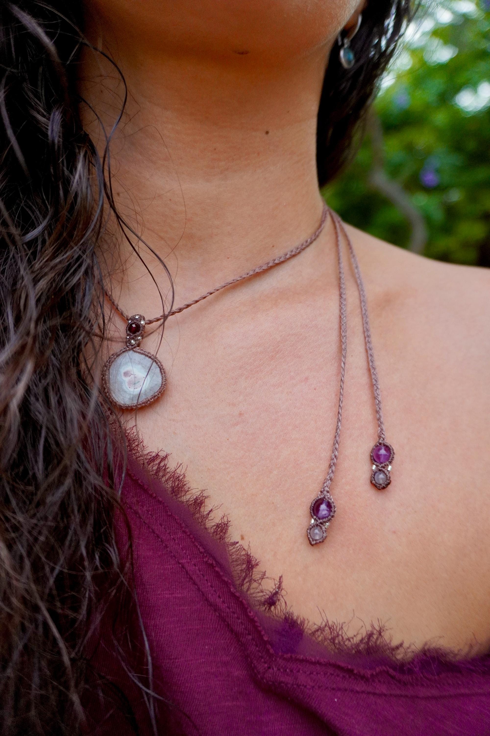 Collar de Cuarzo solar, granate y plata en micromacramé cafesito