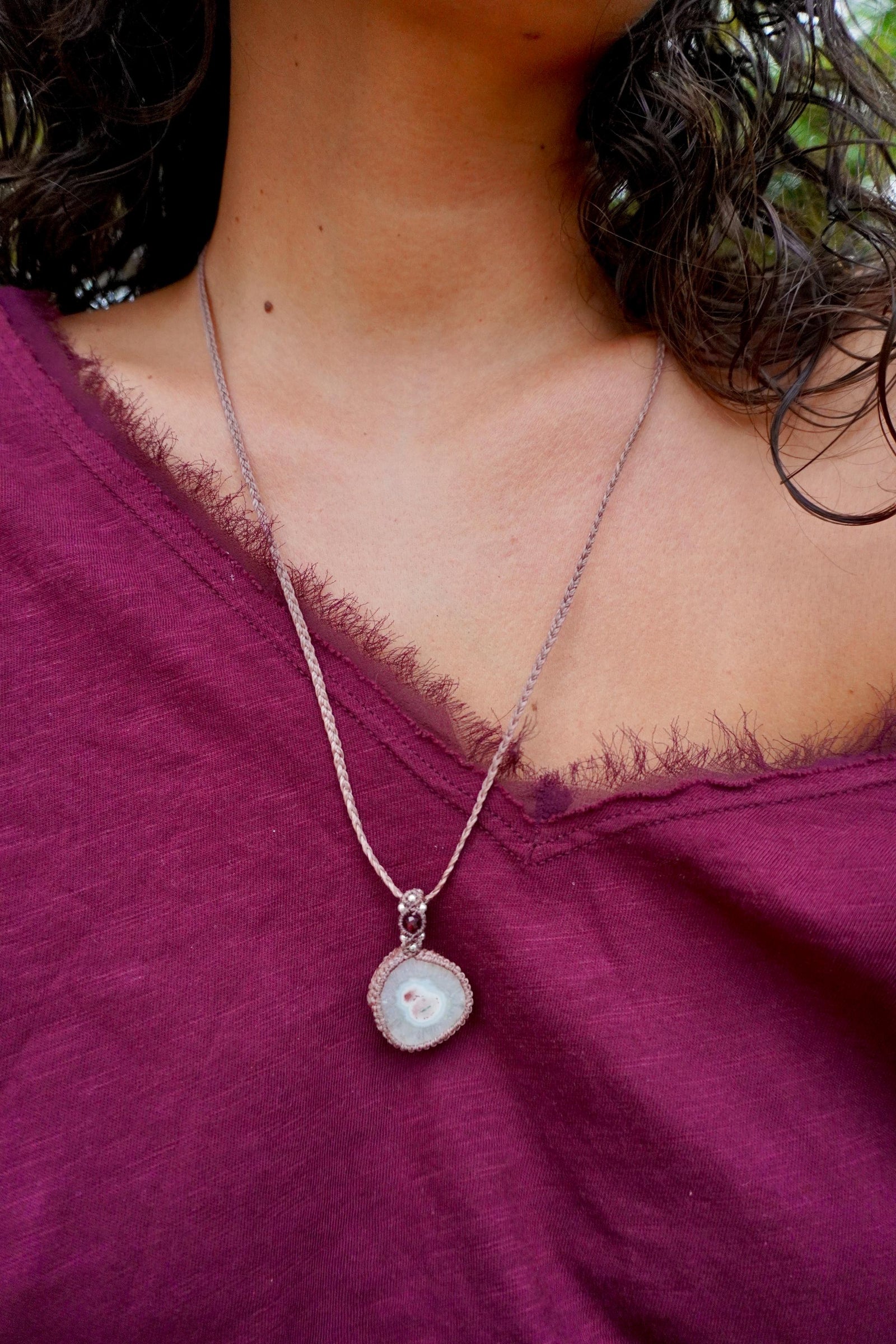 Collar de Cuarzo solar, granate y plata en micromacramé cafesito