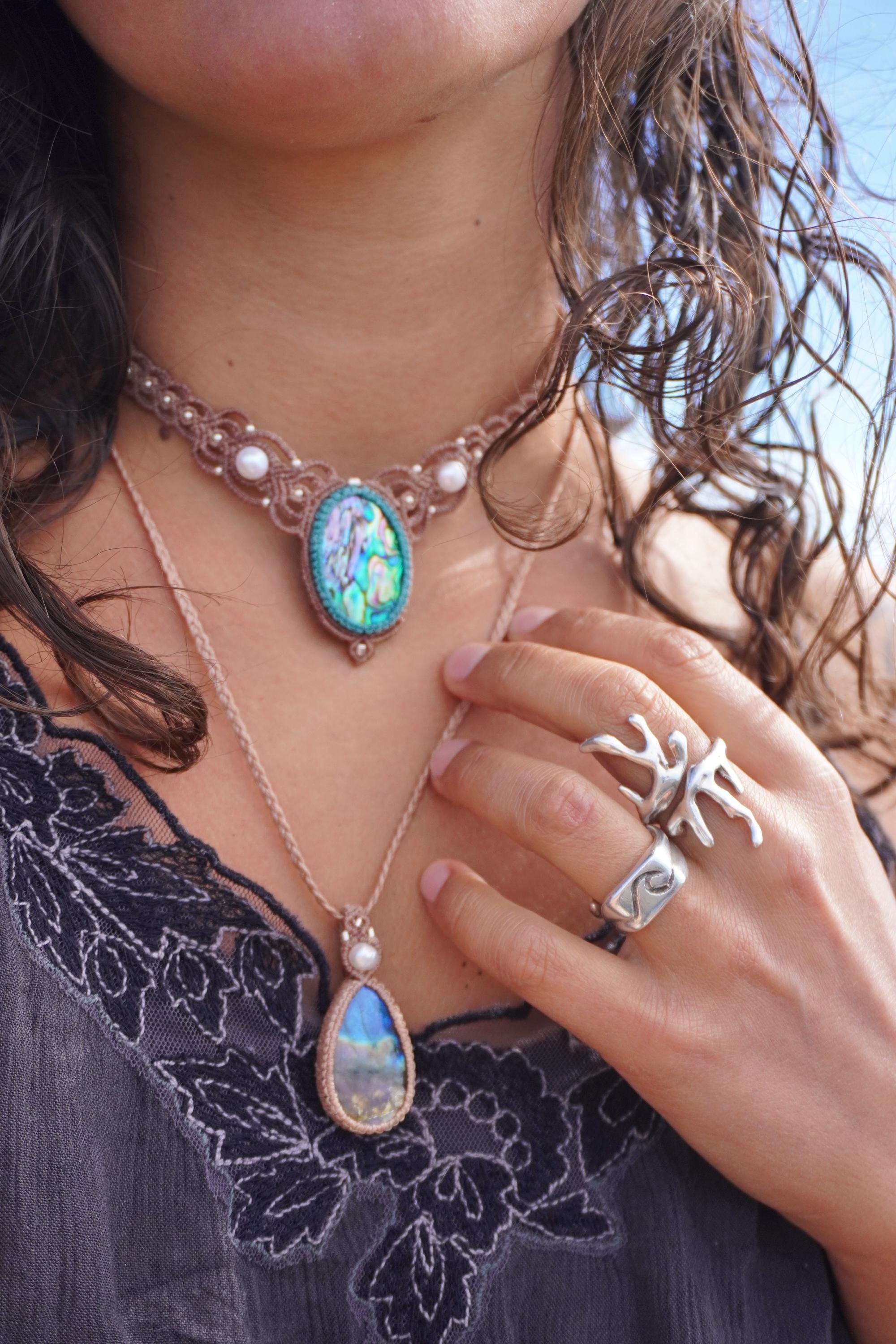 Gargantilla de Aballone, en micromacramé con plata