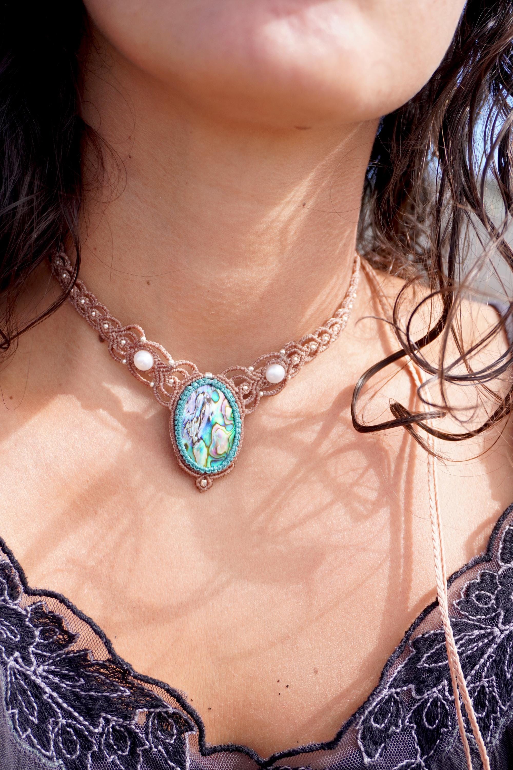 Gargantilla de Aballone, en micromacramé con plata