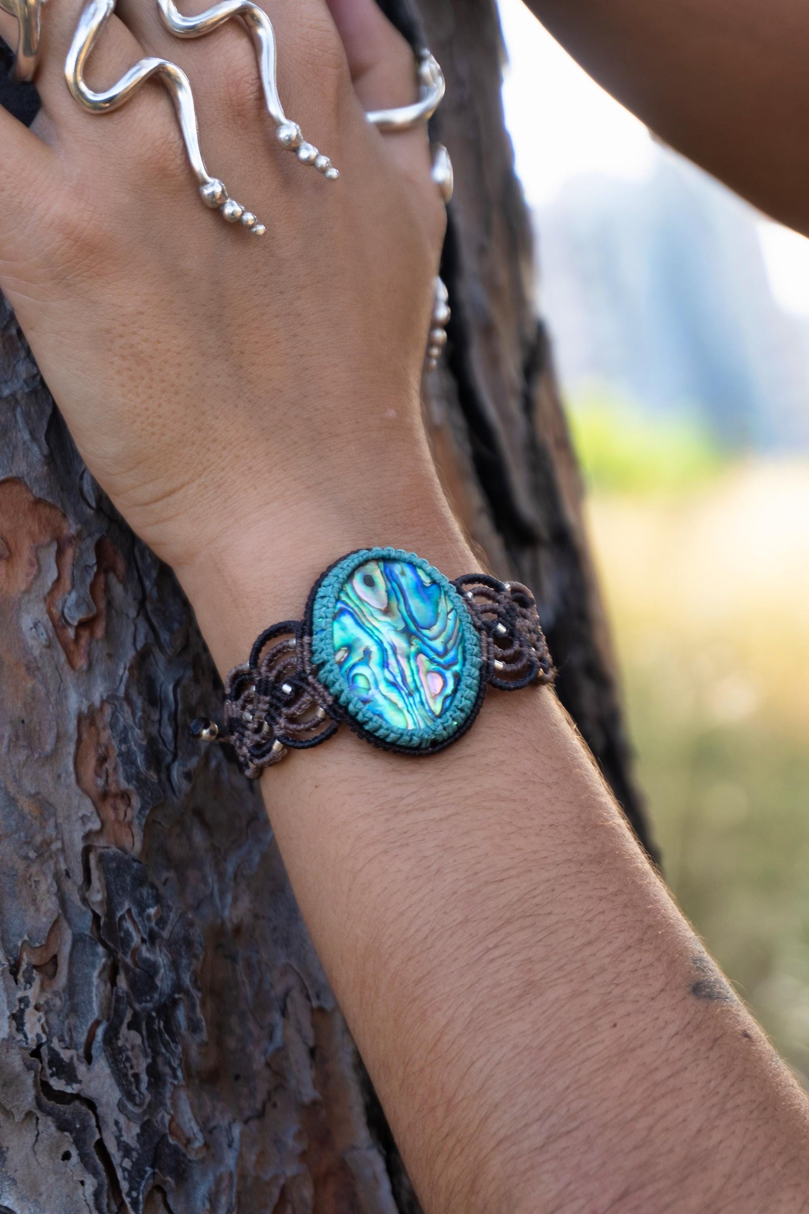Brazalete de Aballone, en micromacramé con plata