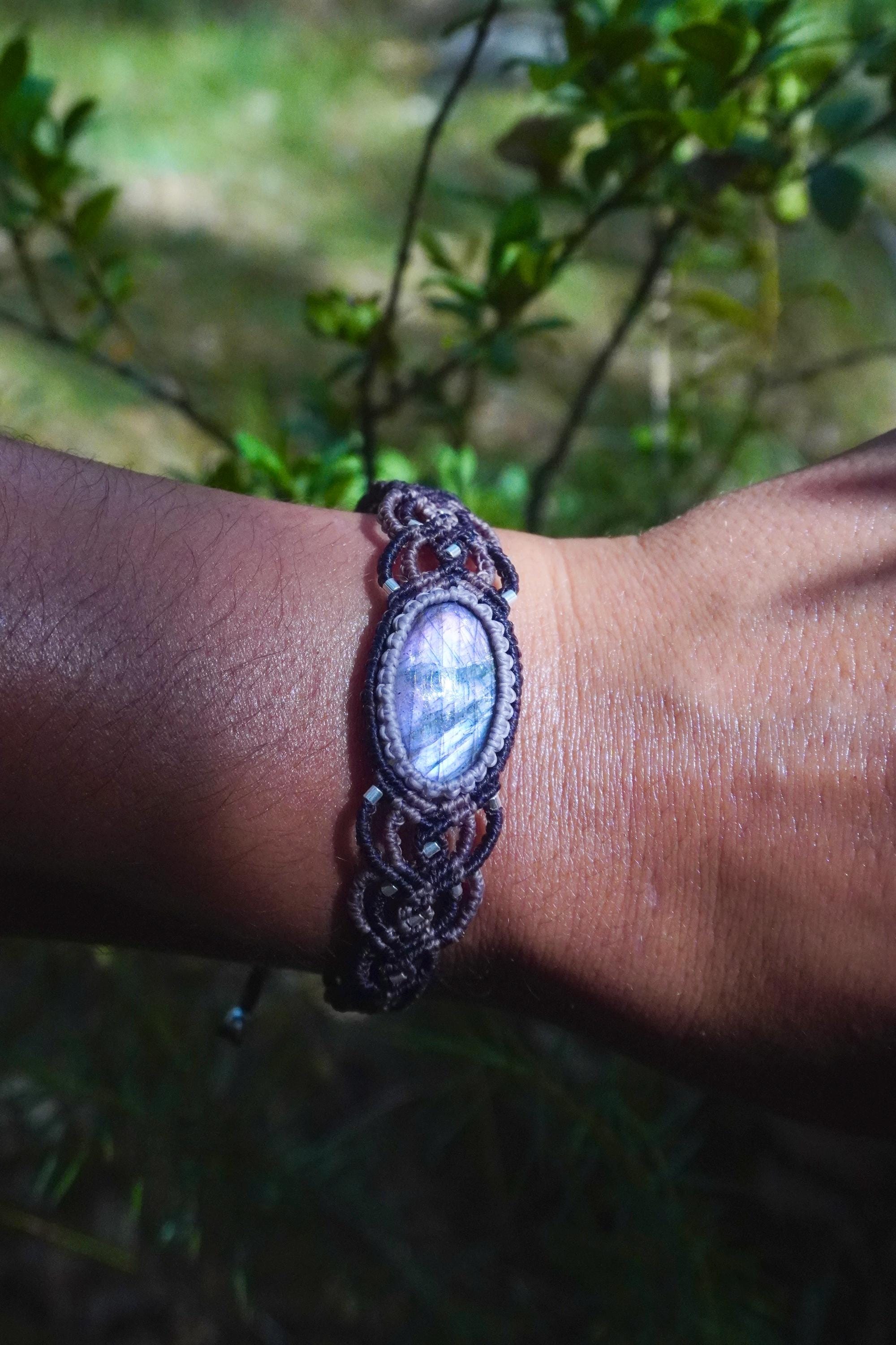 Brazalete Labradorita y plata en micromacramé