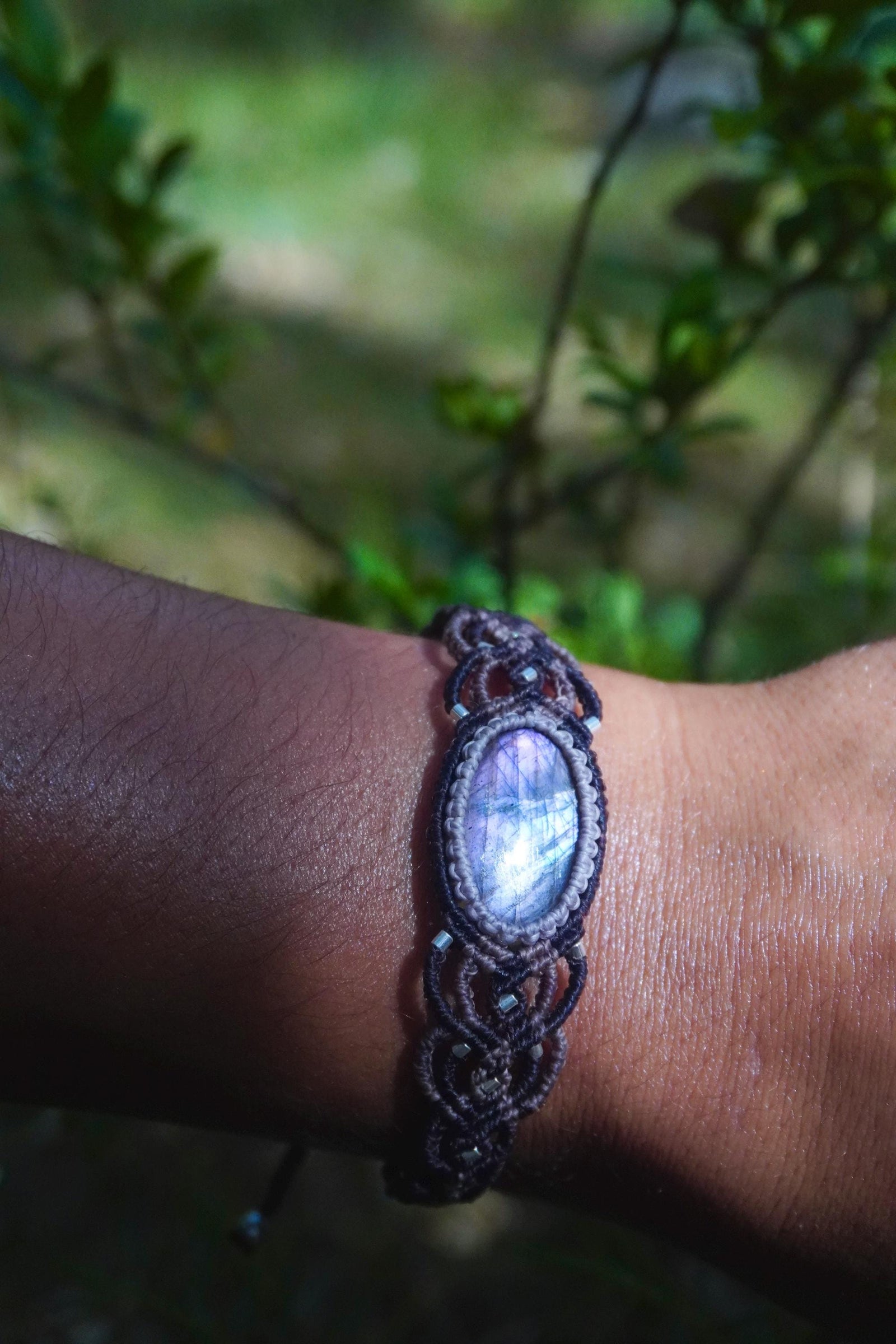 Brazalete Labradorita y plata en micromacramé