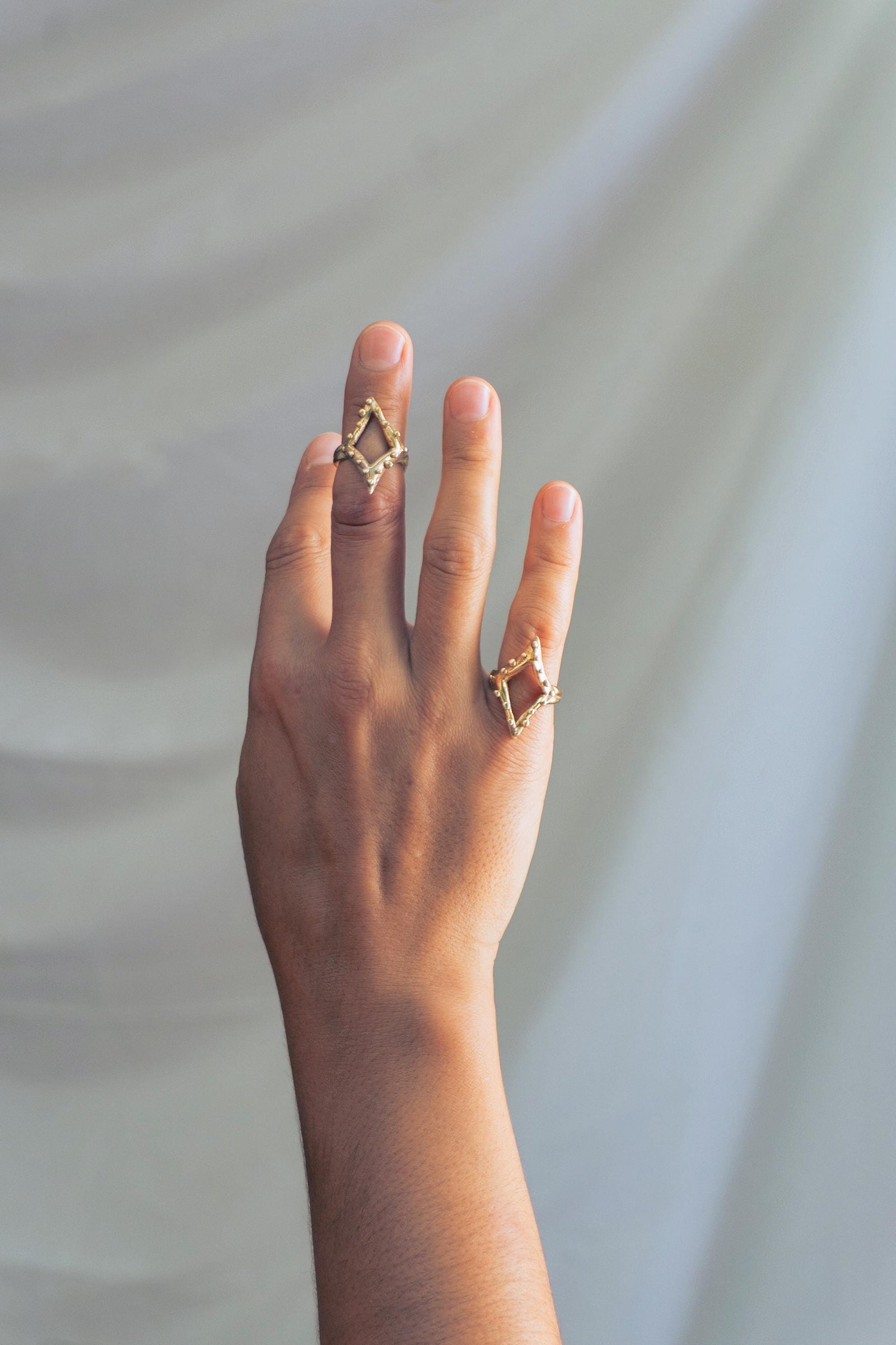 Anillo rombo puntudo en bronce