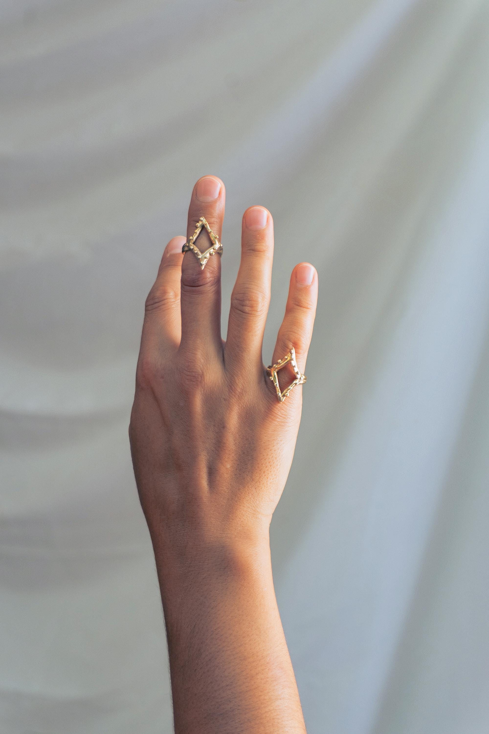 Anillo rombo puntudo en bronce